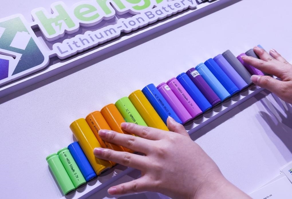 參展商在第135屆廣交會新能源展區(qū)布置鋰電池展品（2024年4月15日攝）。新華社記者 劉大偉 攝