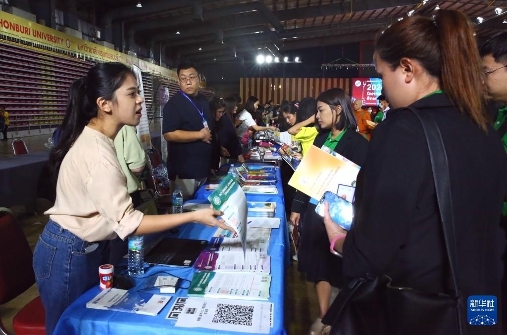 6月22日，在泰國曼谷吞武里大學(xué)舉辦的中國高等教育展上，學(xué)生在中國高校展臺前了解信息。新華社記者 孫瑋彤 攝
