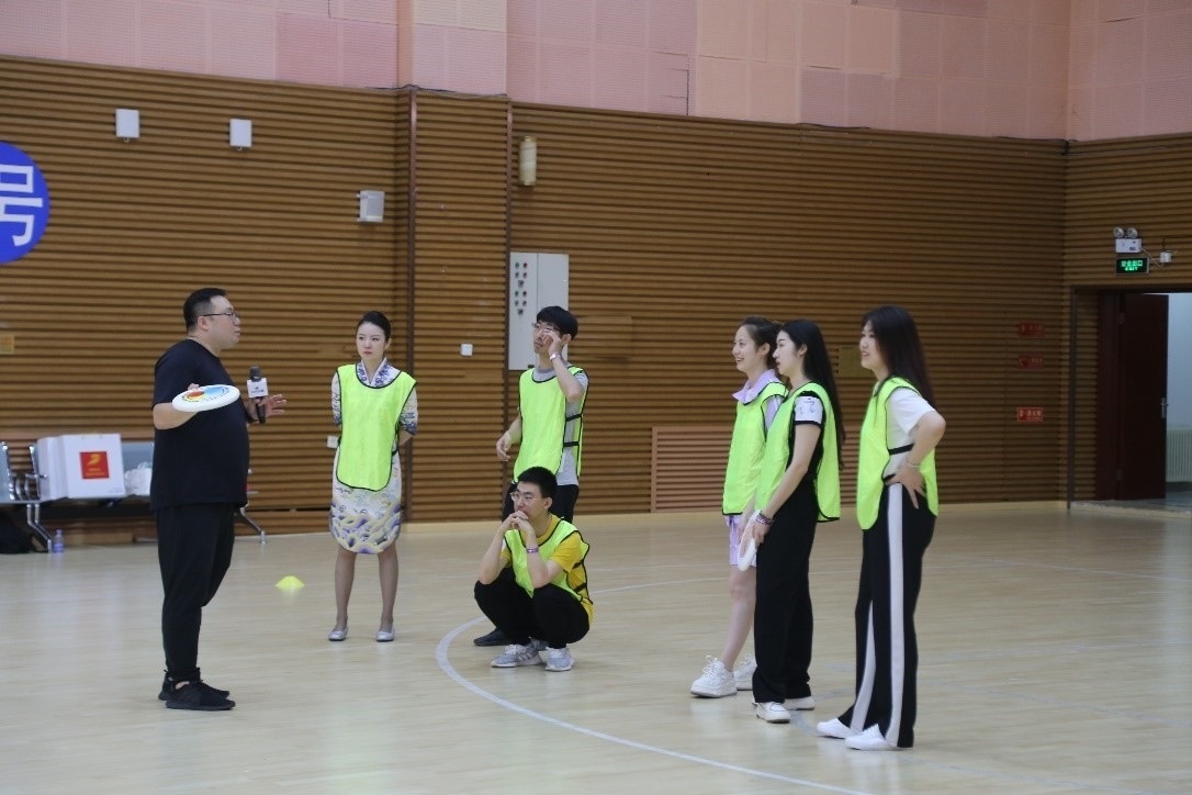 在“友趣體驗營”上，年輕用戶正在學習飛盤運動技巧。 受訪者供圖