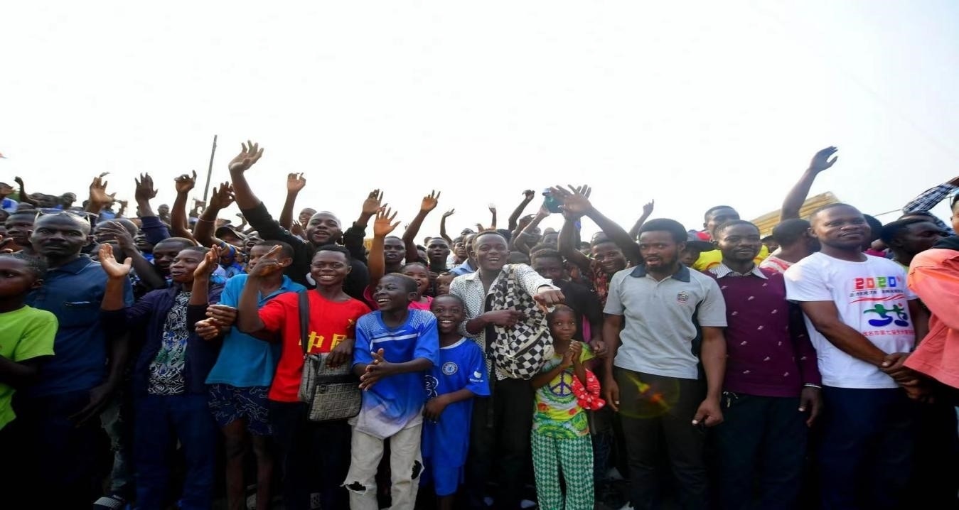 剛果（金）首都金沙薩環(huán)線公路項目開工儀式上的當地群眾