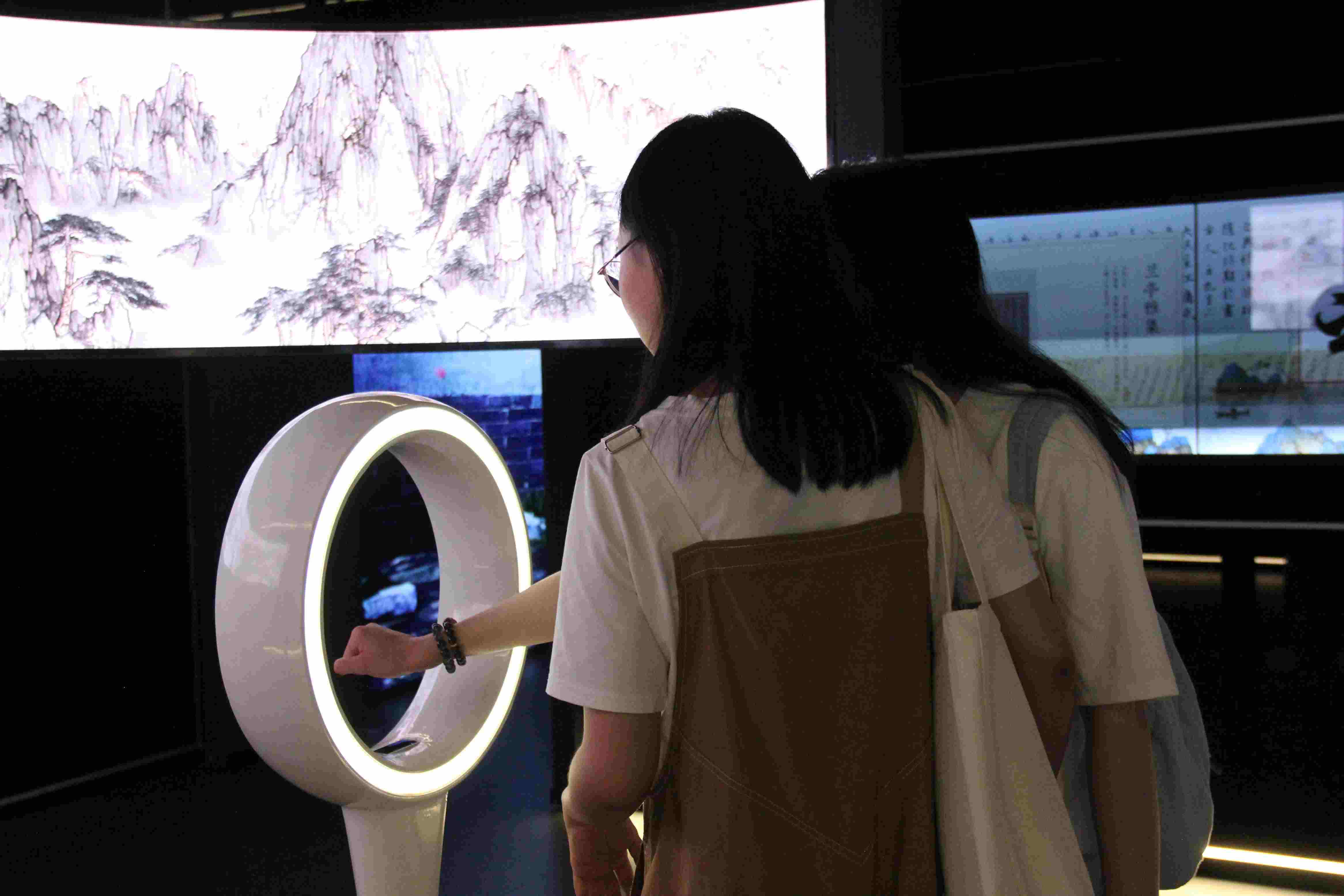 游客在“元啟金陵”南京數(shù)字文化客廳參觀并參與互動。受訪者供圖