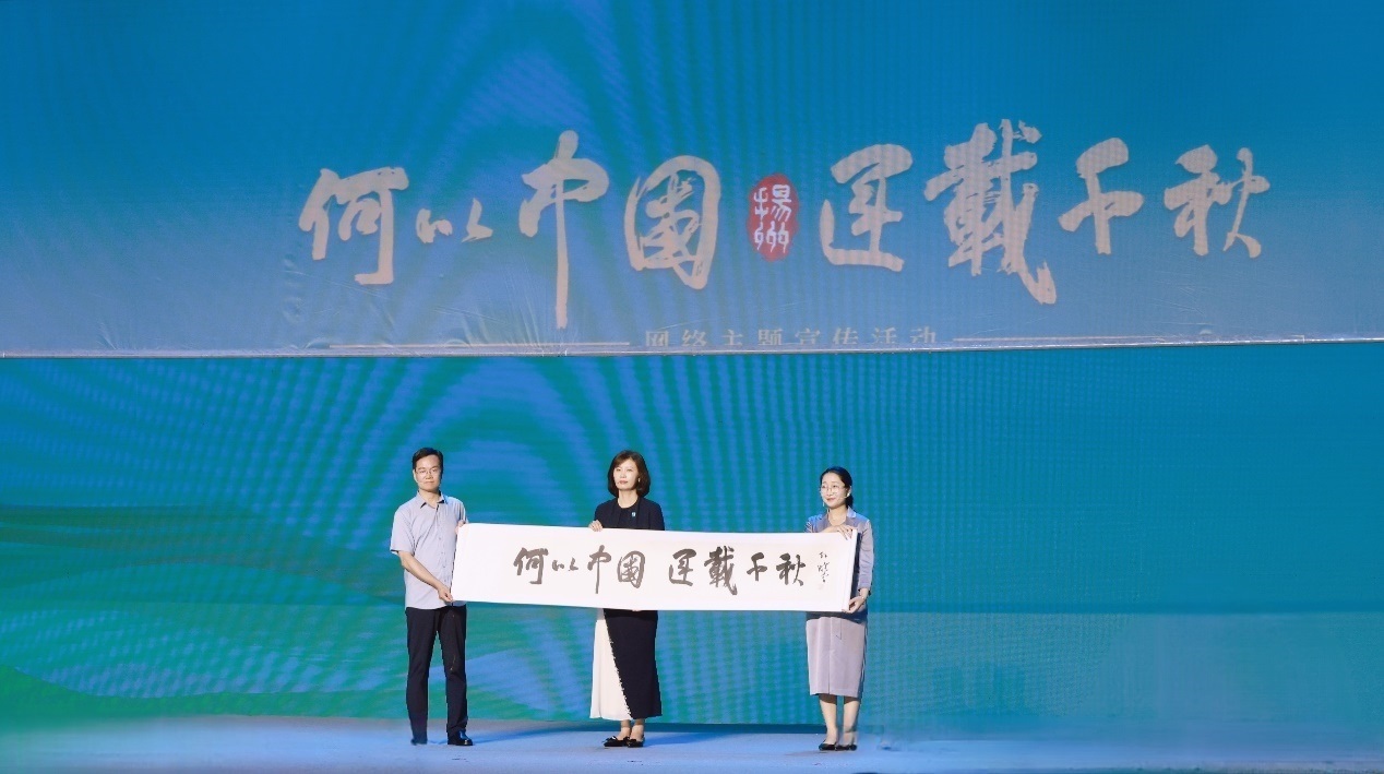 隋唐大運(yùn)河文化博物館館長(zhǎng)曹岳森（左）、揚(yáng)州中國(guó)大運(yùn)河博物館館長(zhǎng)鄭晶（中）、浙東運(yùn)河博物館負(fù)責(zé)人張慧（右）共同展卷。