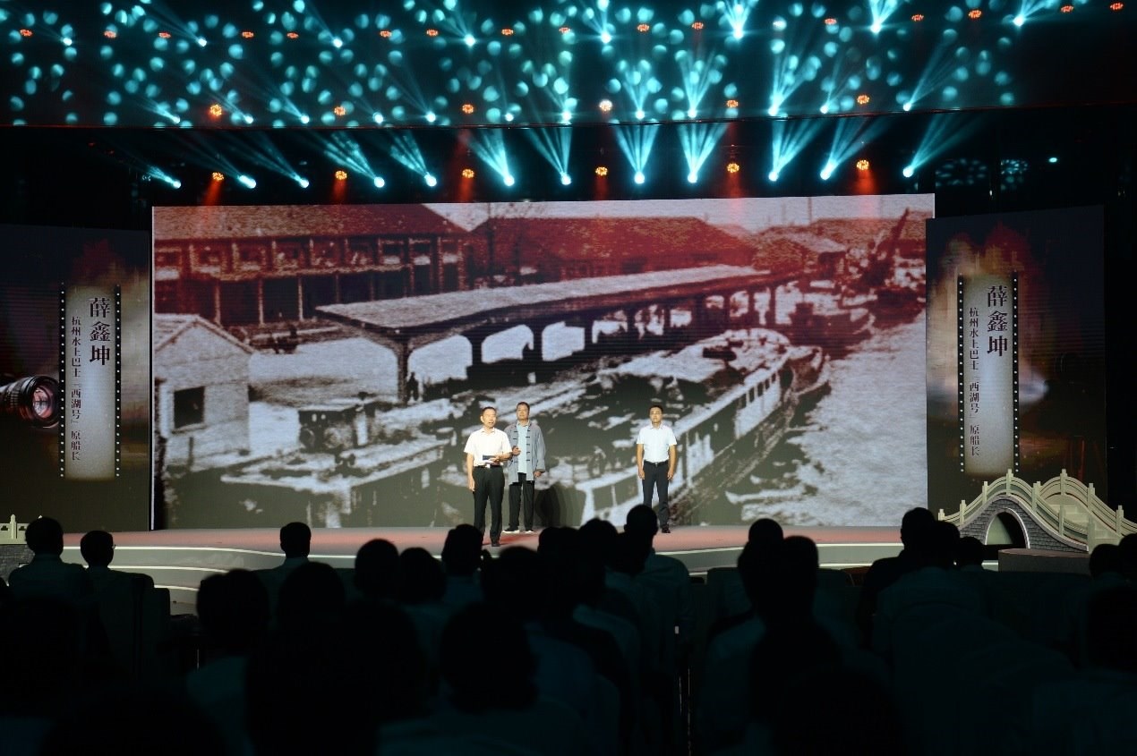 杭州水上巴士“西湖”號(hào)原船長(zhǎng)薛鑫坤（左）、窯灣古鎮(zhèn)漁民藝術(shù)團(tuán)團(tuán)長(zhǎng)沈召明（中）、港航潤(rùn)楊6060貨船主楊杰偉（右）現(xiàn)場(chǎng)講述。