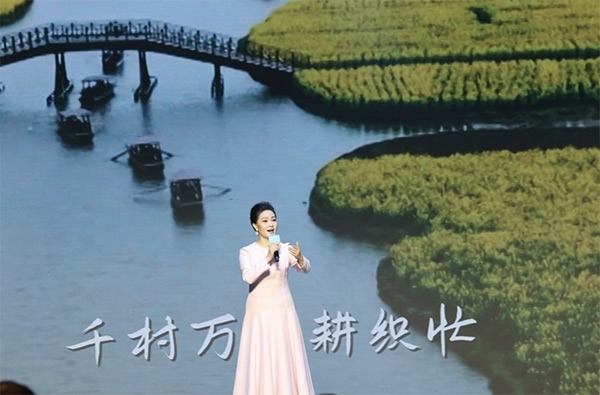 歌唱家、中國(guó)音樂(lè)學(xué)院教授雷佳現(xiàn)場(chǎng)演唱。