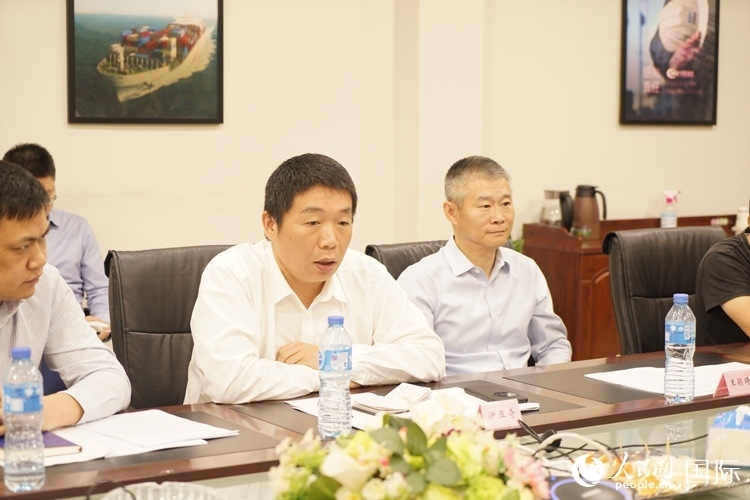 駐尼日利亞使館領(lǐng)僑處主任伊亞奇（中）講話。人民網(wǎng)記者 姜宣攝