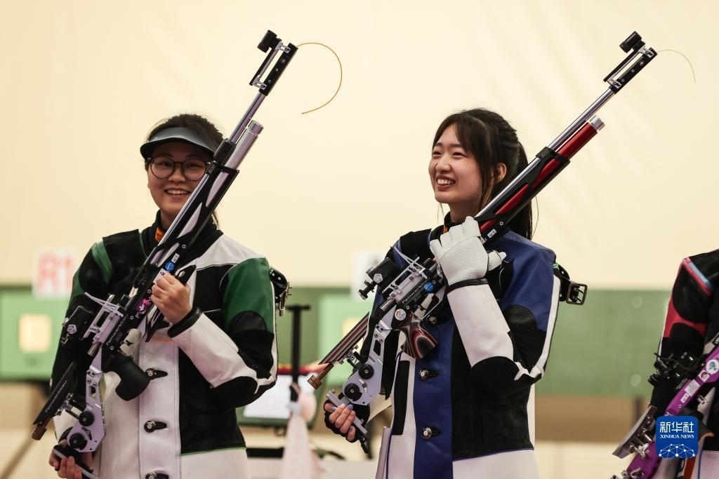 2023年9月24日，在杭州亞運會射擊項目女子10米氣步槍個人決賽中，中國選手黃雨婷以252.7環(huán)的成績獲得冠軍，韓佳予獲得亞軍，印度選手拉米塔獲得季軍。圖為黃雨婷（右）、韓佳予在比賽后。新華社記者 單宇琦 攝