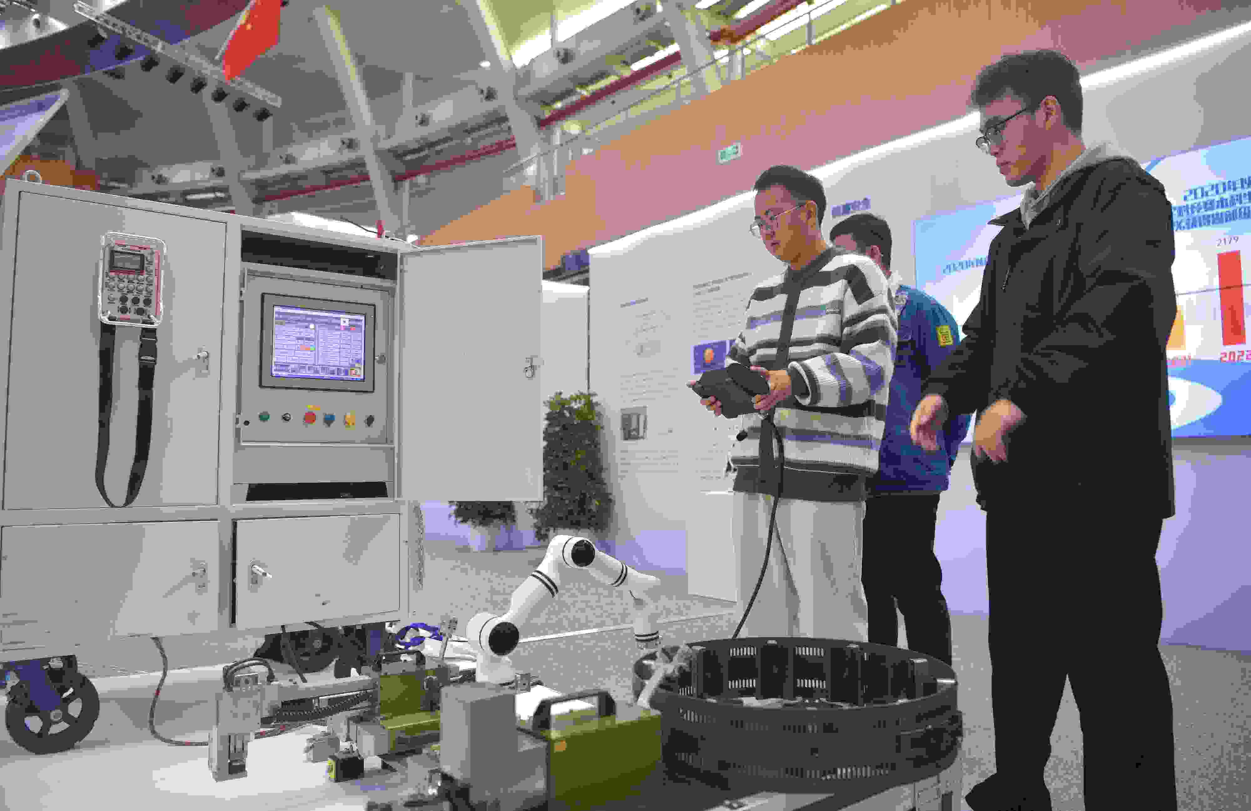 2023年，京南地區(qū)高?？萍汲晒平闀?huì)在北京建筑大學(xué)大興校區(qū)舉行。圖為高校師生在展示管道全位置焊接機(jī)器人系統(tǒng)成果。