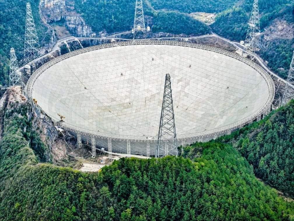 這是2024年2月26日拍攝的位于貴州的“中國天眼”（無人機(jī)全景圖片，維護(hù)保養(yǎng)期間拍攝）。新華社記者 歐東衢 攝