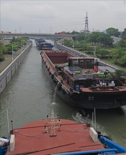 諫壁船閘內(nèi)船只正在過(guò)閘。人民網(wǎng)記者 黃鈺攝