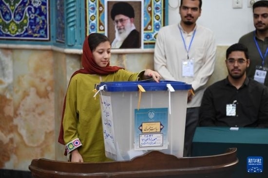 6月28日，伊朗選民在德黑蘭的一處投票站參加總統(tǒng)選舉投票。新華社記者 沙達提 攝