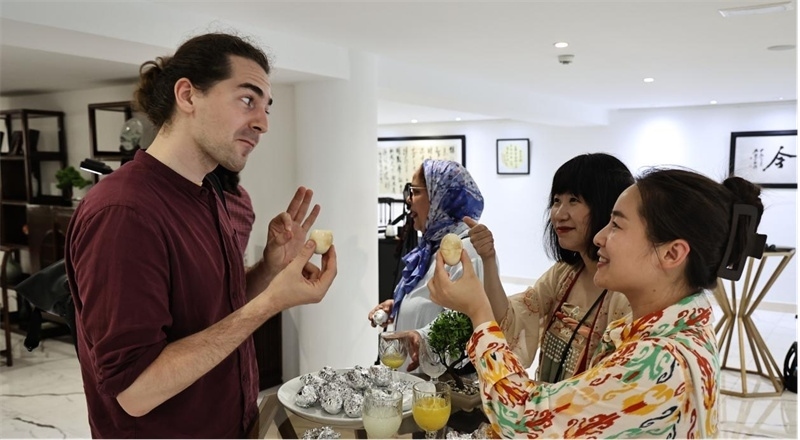 嘉賓品嘗茶葉蛋。拉巴特中國文化中心供圖