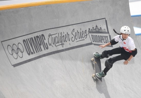 6月20日，鄭好好在比賽中，她在預(yù)賽中最佳成績?yōu)?2.60分。當(dāng)日，巴黎奧運(yùn)會資格系列賽布達(dá)佩斯站滑板女子碗池預(yù)賽在布達(dá)佩斯舉行。新華社記者 賀燦鈴 攝