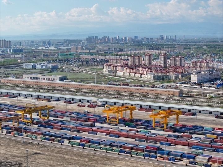 這是2024年4月18日拍攝的霍爾果斯鐵路口岸換裝場(chǎng)（無(wú)人機(jī)照片）。新華社記者 趙戈 攝