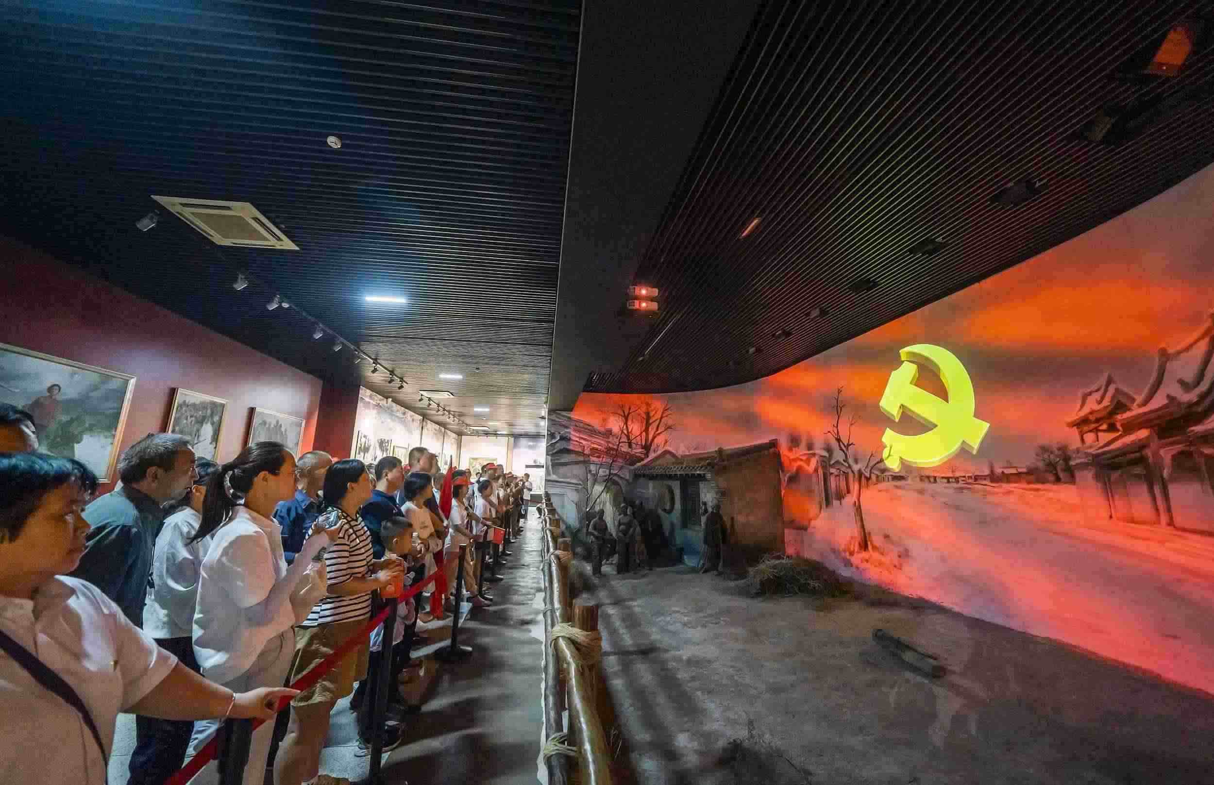 山西呂梁，游客正在文水縣劉胡蘭紀(jì)念館參觀。（圖片來源：視覺中國）