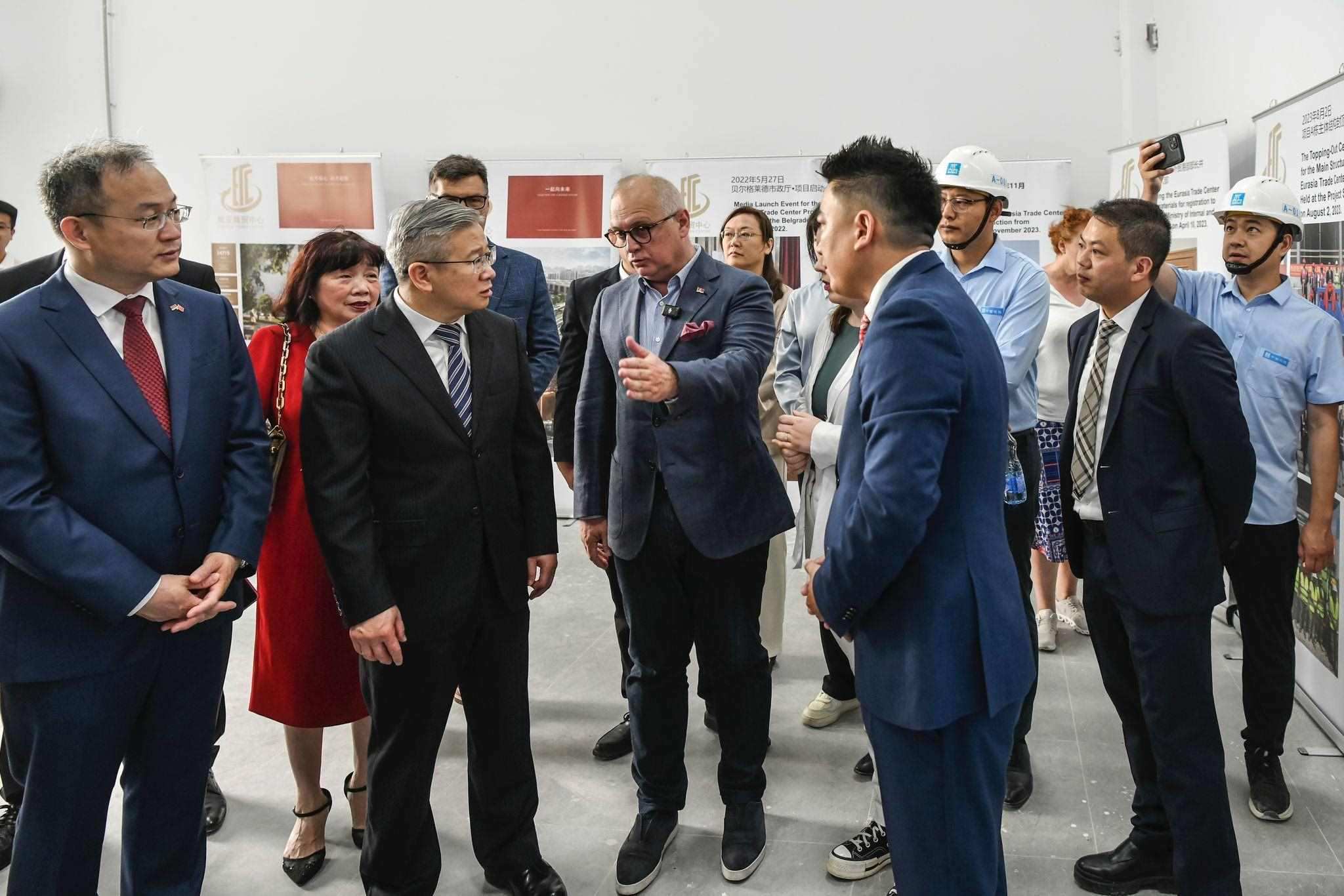 徐文光（左二）與韋西奇（左三）視察歐亞商貿(mào)中心。 歐亞商貿(mào)中心供圖