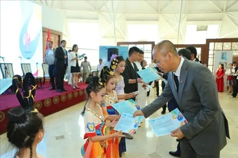 △當(dāng)?shù)貢r(shí)間6月27日，2024“未來世界”國際青少年藝術(shù)展演在塔吉克斯坦國家博物館開幕。