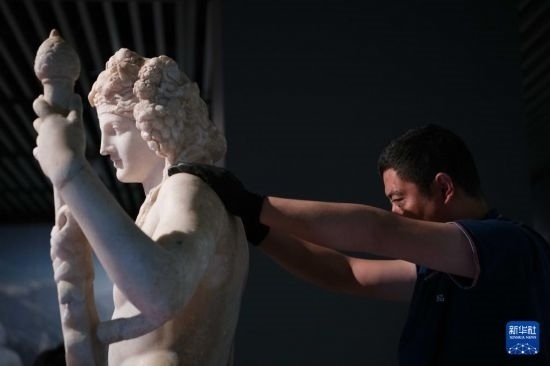 7月2日，工作人員將開箱后的古希臘文物放置在展臺(tái)上。新華社記者 張端 攝