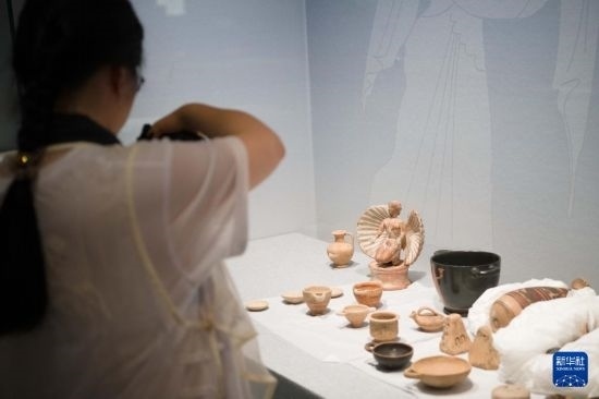 7月2日，開箱后的古希臘文物被工作人員移入展柜。新華社記者 張端 攝