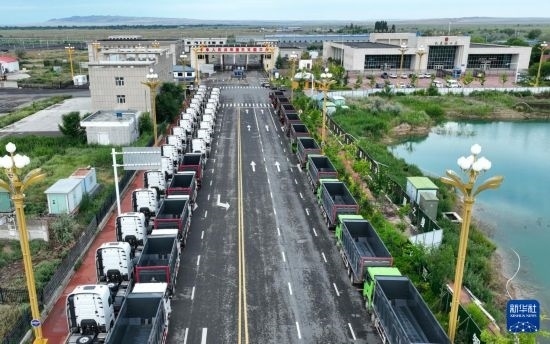 7月2日，車輛在巴克圖口岸有序出境（無人機(jī)照片）。新華社發(fā)（馬丁 攝）