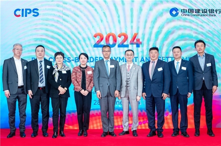 鄭冰開公使與CIPS公司、建行總行以及在南中資銀行合影、留念。（中國建設(shè)銀行約翰內(nèi)斯堡分行供圖）