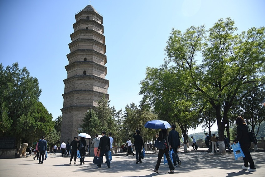 圖為2024年5月7日，游客在延安寶塔山參觀。 新華社記者 張博文 攝