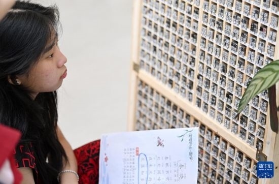 7月3日，外國學生在了解中國的活字印刷。新華社記者 李然 攝