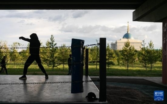 7月2日，在哈薩克斯坦首都阿斯塔納，一名男子在橋下運動場練習(xí)拳擊。新華社記者 白雪騏 攝