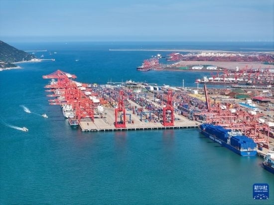 6月26日，貨輪?？吭谶B云港港集裝箱碼頭（無(wú)人機(jī)照片）。新華社記者 季春鵬 攝