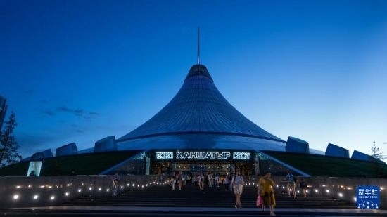 這是7月1日在哈薩克斯坦首都阿斯塔納拍攝的“可汗之帳”購物中心。新華社記者 王建華 攝