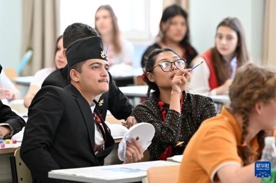 7月3日，外國學生在學習中國文化。新華社記者 李然 攝