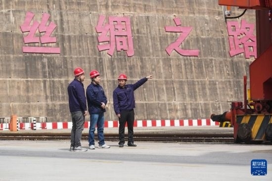 中哈兩國(guó)工作人員在中哈連云港物流合作基地交流（2023年5月10日攝）。新華社記者 季春鵬 攝