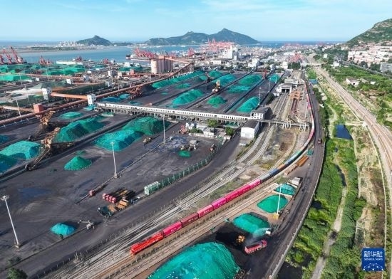 6月26日，“韓國(guó)-連云港-中亞”國(guó)際多式聯(lián)運(yùn)班列從中哈連云港物流合作基地出發(fā)，駛往哈薩克斯坦、烏茲別克斯坦（無(wú)人機(jī)照片）。班列運(yùn)載的55個(gè)大柜此前于6月13日從韓國(guó)境內(nèi)發(fā)出，經(jīng)釜山港海運(yùn)抵達(dá)連云港后轉(zhuǎn)由鐵路運(yùn)輸。新華社記者 季春鵬 攝