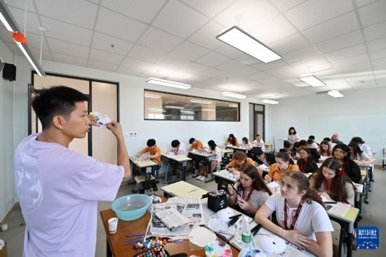 7月3日，外國學生在學習繪制京劇臉譜。新華社記者 李然 攝