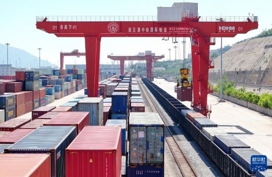 6月30日，在中哈連云港物流合作基地，大型機(jī)械在吊裝集裝箱（無(wú)人機(jī)照片）。新華社發(fā)（王健民 攝）