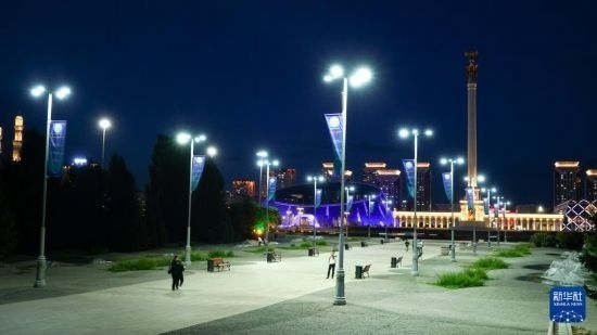 這是7月2日在哈薩克斯坦首都阿斯塔納拍攝的獨立廣場上的紀念柱（右后）。新華社記者 王建華 攝