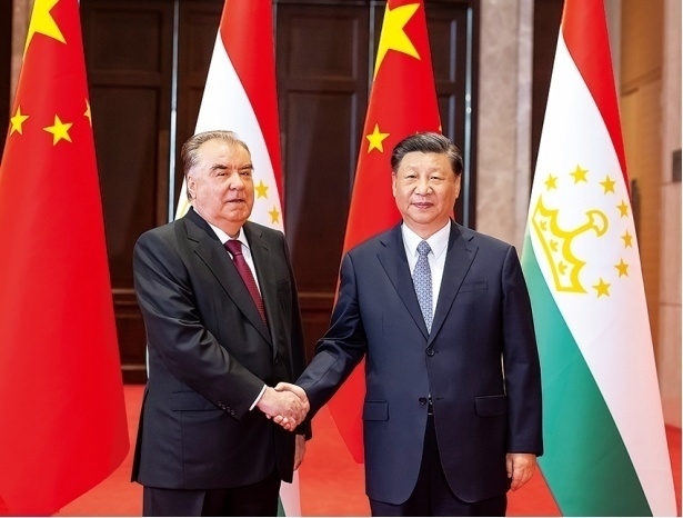 2023年5月，國家主席習近平在西安同來華出席中國—中亞峰會并進行國事訪問的塔吉克斯坦總統(tǒng)拉赫蒙會談。新華社記者 丁海濤 攝