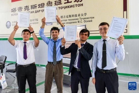 7月3日，在塔吉克斯坦首都杜尚別，魯班工坊赴華留學生展示錄取通知書。新華社記者 曹陽 攝