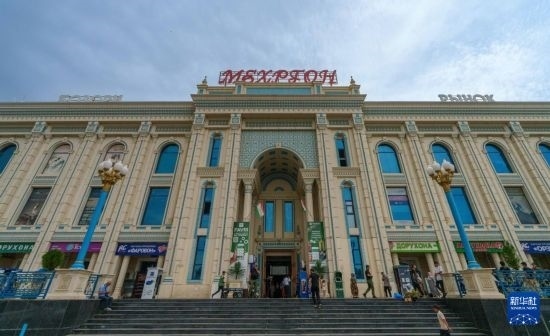 這是7月1日在塔吉克斯坦首都杜尚別拍攝的大巴扎外景。新華社記者 周荻瀟 攝