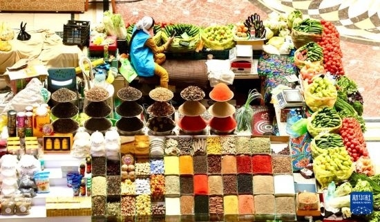 這是7月3日在塔吉克斯坦首都杜尚別拍攝的大巴扎內(nèi)景。新華社記者 姚大偉 攝