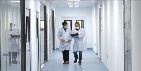 中國(guó)科學(xué)院贛江創(chuàng)新研究院科研人員在交流。（贛州市贛縣區(qū)融媒體中心供圖）