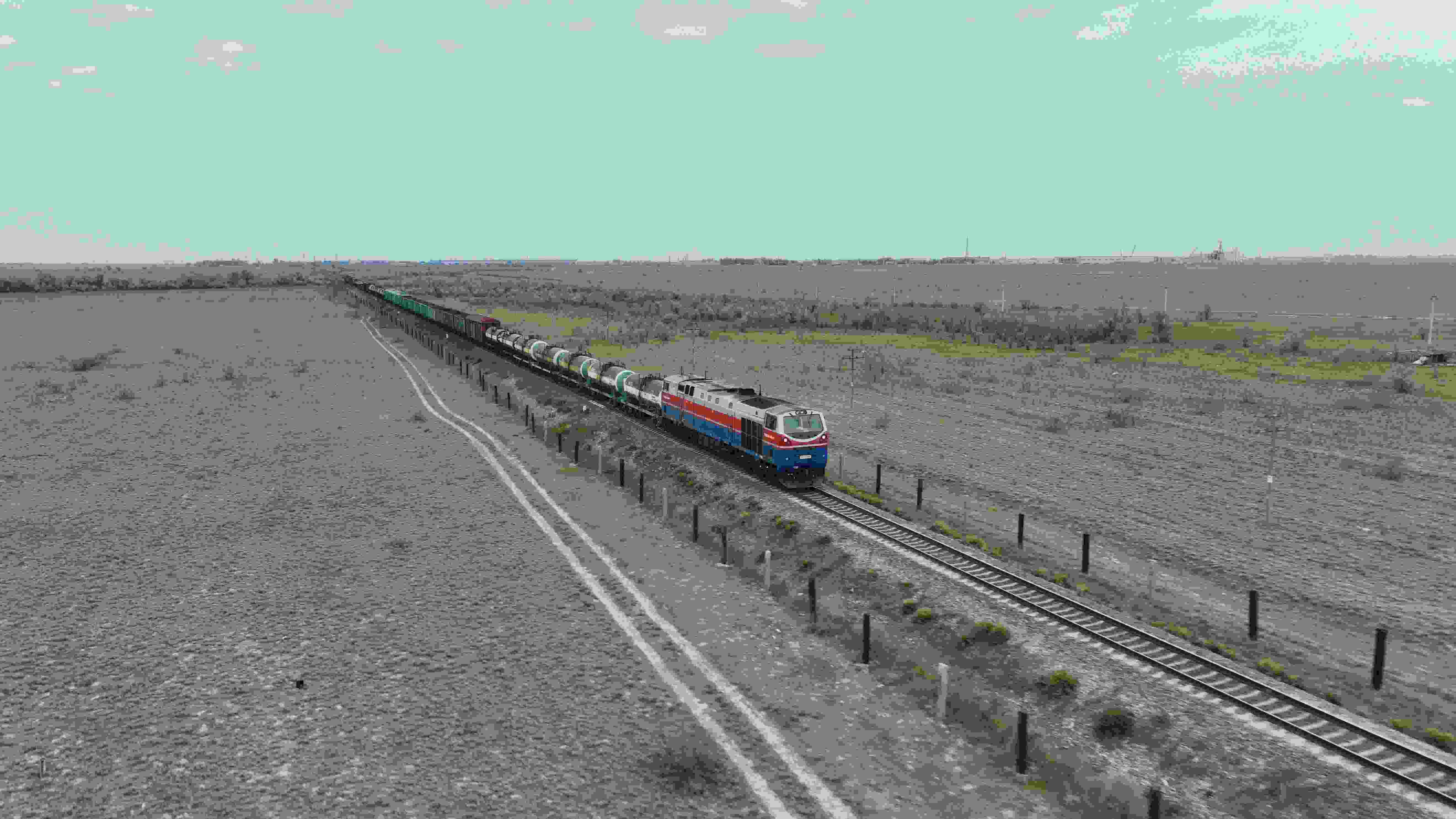 △ 2023年5月12日，在哈薩克斯坦阿拉木圖附近，貨運列車馳騁于阿拉木圖與中國霍爾果斯間（無人機照片）。