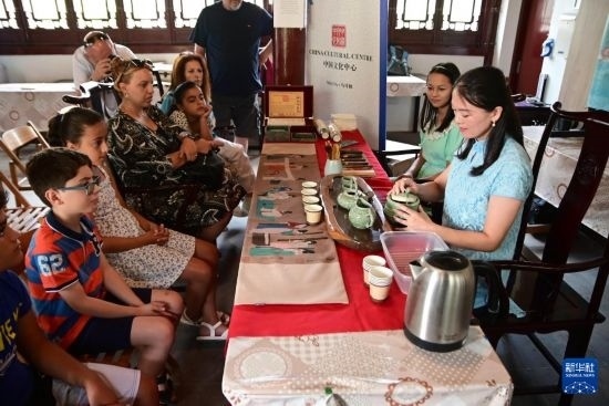 7月4日，在馬耳他桑塔露琪亞市的中國古典園林“靜園”，人們欣賞中國茶藝表演。新華社發(fā)（喬納森·博格 攝）