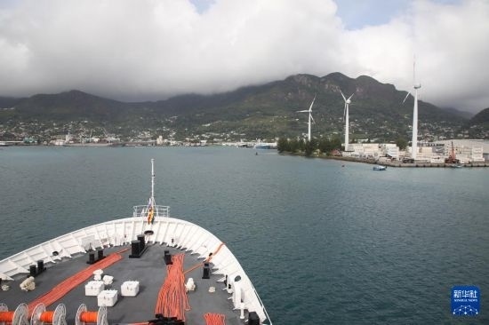 7月5日，中國海軍“和平方舟”號(hào)醫(yī)院船抵達(dá)塞舌爾維多利亞新港碼頭。新華社發(fā)（劉志磊 攝）