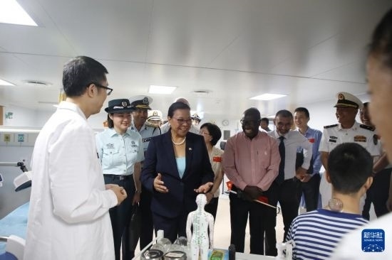 7月5日，塞舌爾衛(wèi)生部長維多在中國海軍“和平方舟”號(hào)醫(yī)院船上參觀中醫(yī)診室。新華社發(fā)（劉志磊 攝）