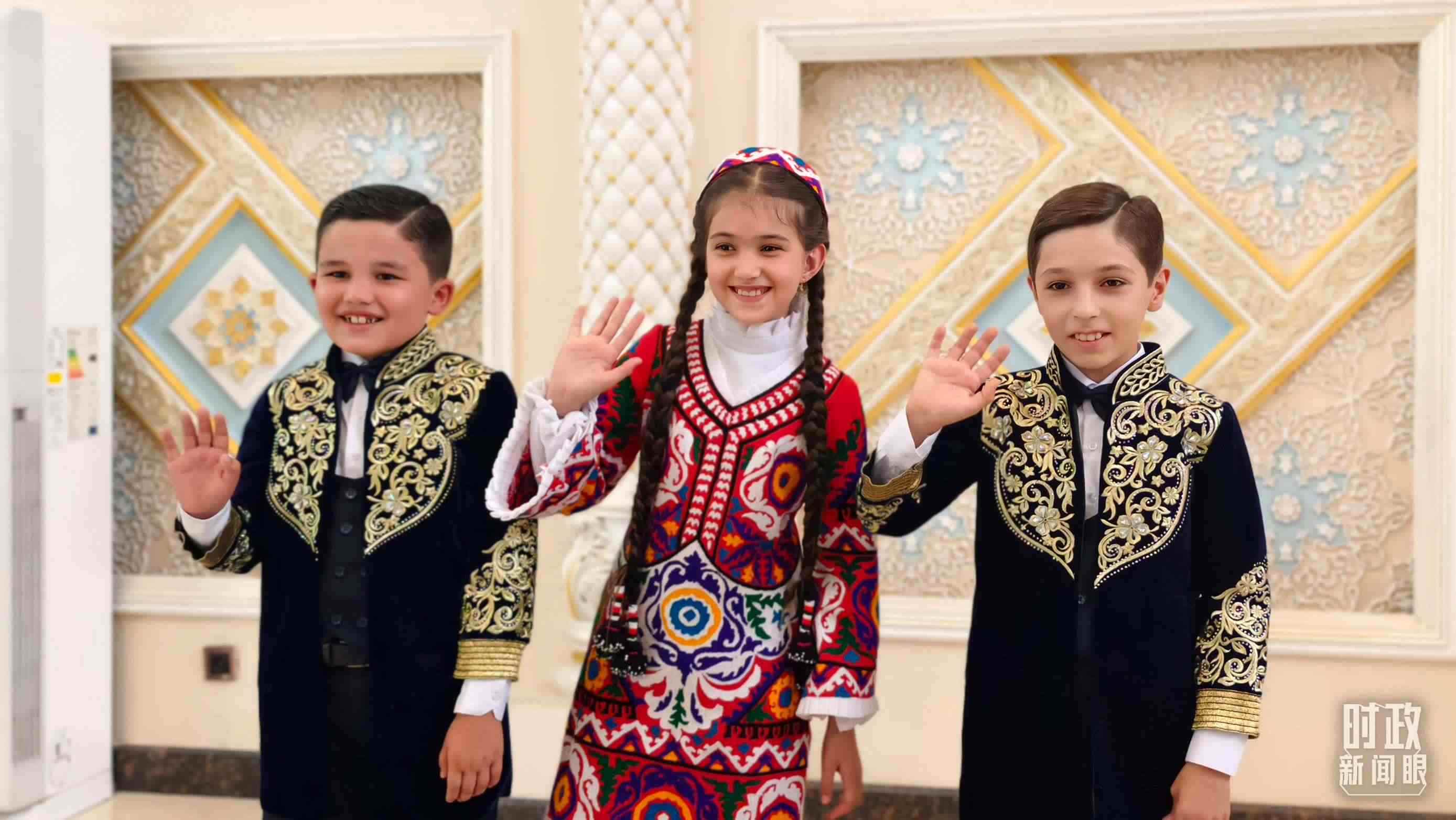 △在機場迎接習(xí)主席的塔吉克斯坦少年。（總臺央視記者韓銳拍攝）