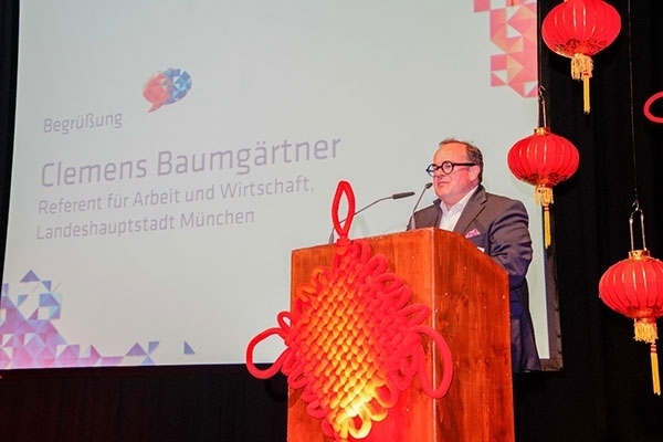 圖為鮑姆蓋特納在致辭。（駐慕尼黑總領(lǐng)館提供）