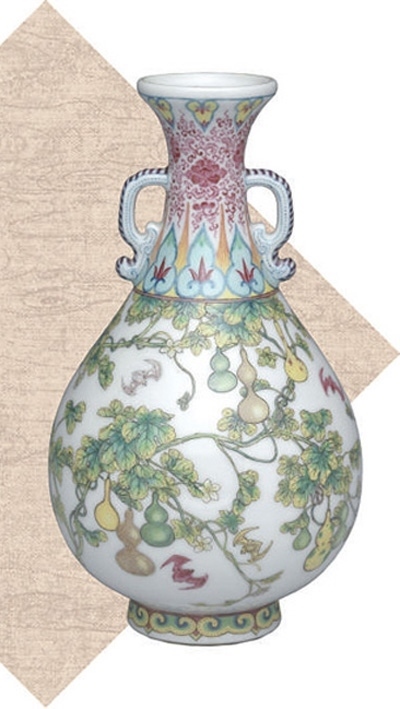 清代瓷胎畫琺瑯福壽連綿雙耳瓶。臺北故宮博物院藏