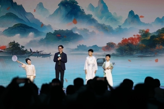 酈波與小朋友們對(duì)詩。