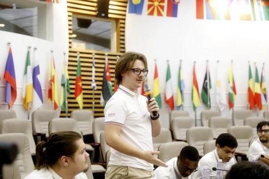 7月8日，美國(guó)中田納西州立大學(xué)大一學(xué)生雅克布·揚(yáng)在共譜華美和音交流營(yíng)上分享。新華社發(fā)