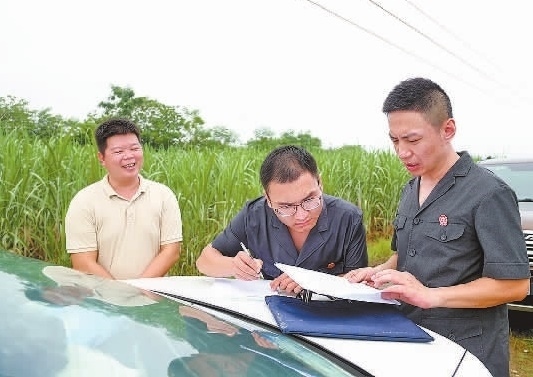 圖③：清塘后，執(zhí)行干警與某農(nóng)場(chǎng)負(fù)責(zé)人確認(rèn)魚(yú)塘交付情況。